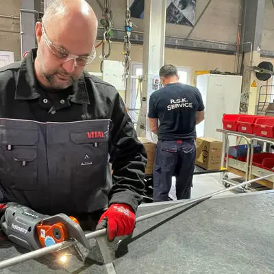 Holmatro CCU10 Mini Cutter 2